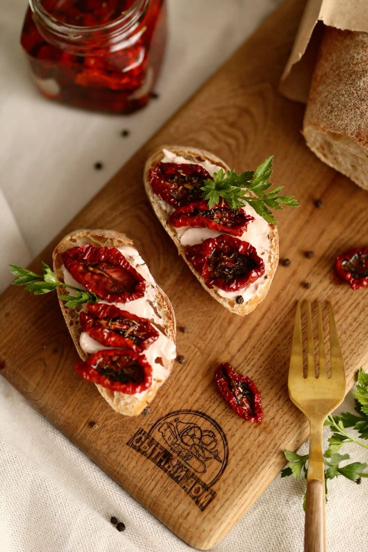 Брускетта с куриной грудкой и вялеными томатами